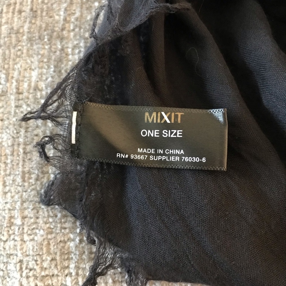 Black scarf - Picture 4 of 4
